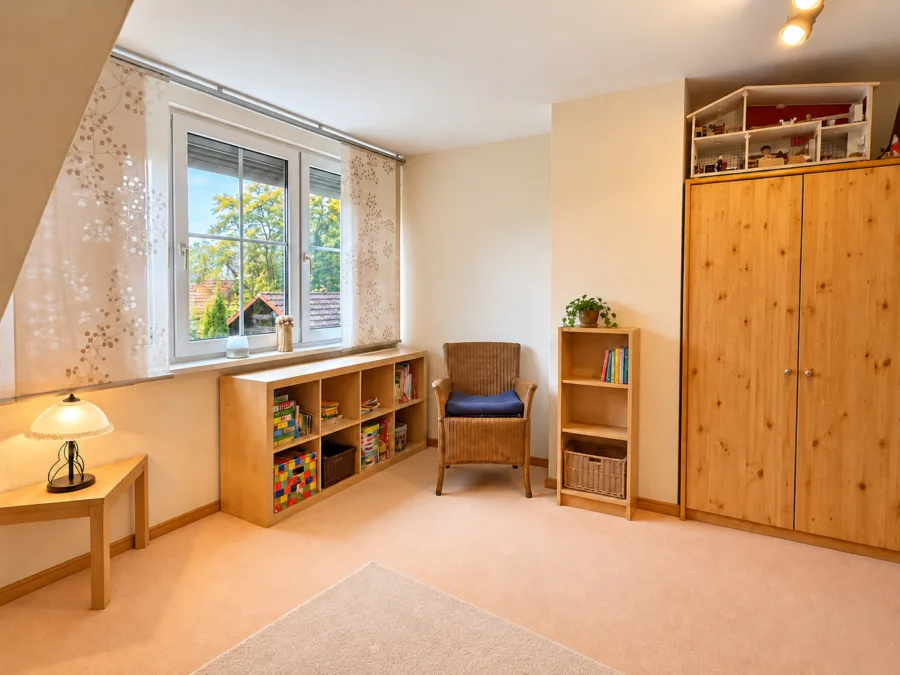Ankommen, Einziehen, Wohlfühlen- attraktives Einfamilienhaus in ruhiger Wohnlage von Bockhorn - Helles, gemütliches Kinderzimmer mit Leseecke (50689)