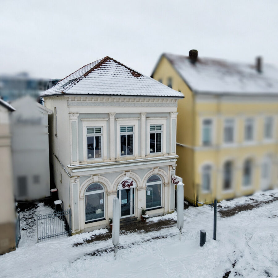 Ein Stück Tradition in Varel am Schlossplatz! Historisches Stadthaus zu verkaufen - Drohnenaufnahmen (38336)
