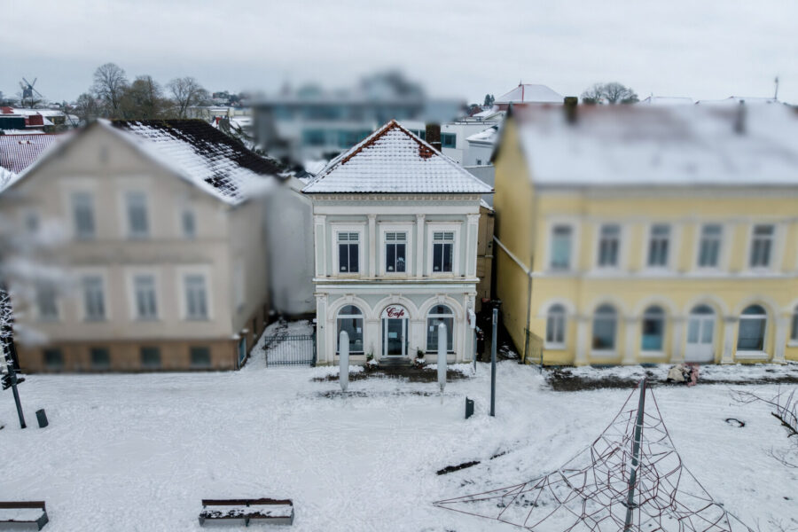 Ein Stück Tradition in Varel am Schlossplatz! Historisches Stadthaus zu verkaufen - Drohnenaufnahmen (38339)