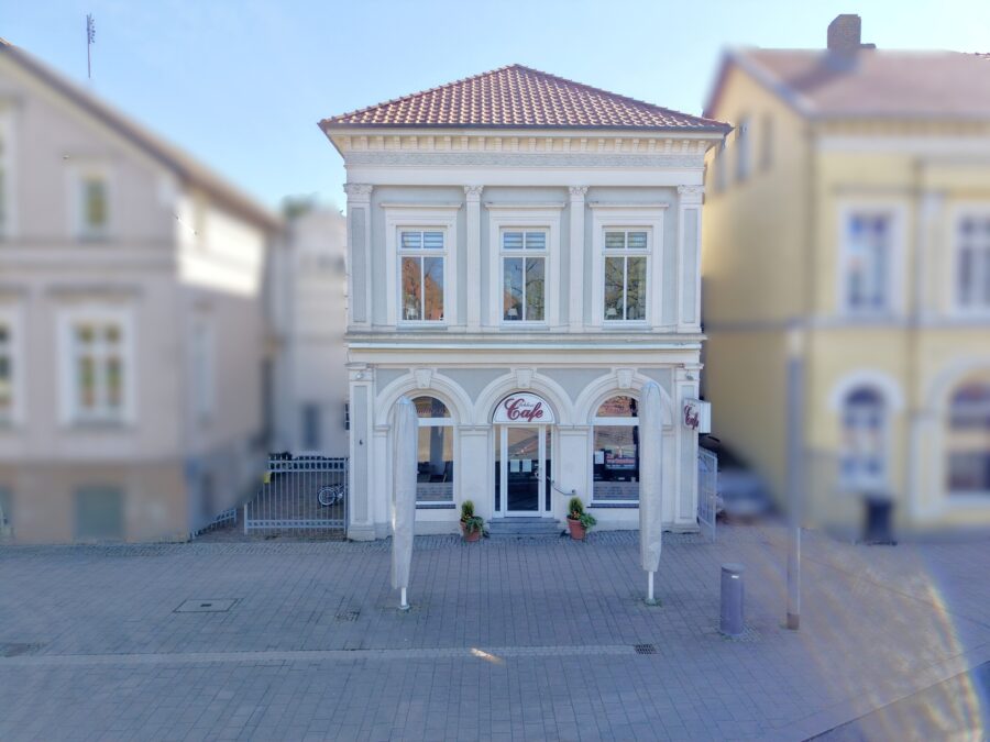 Ein Stück Tradition in Varel am Schlossplatz! Historisches Stadthaus zu verkaufen - Frontansicht (40559)