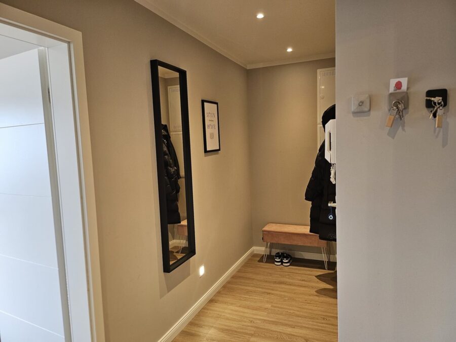 Top renovierte 2-Zimmer Wohnung mit Südloggia & Tiefgarage – Ihr neues Zuhause in Hamburgs Bestlage - Flur (34566)