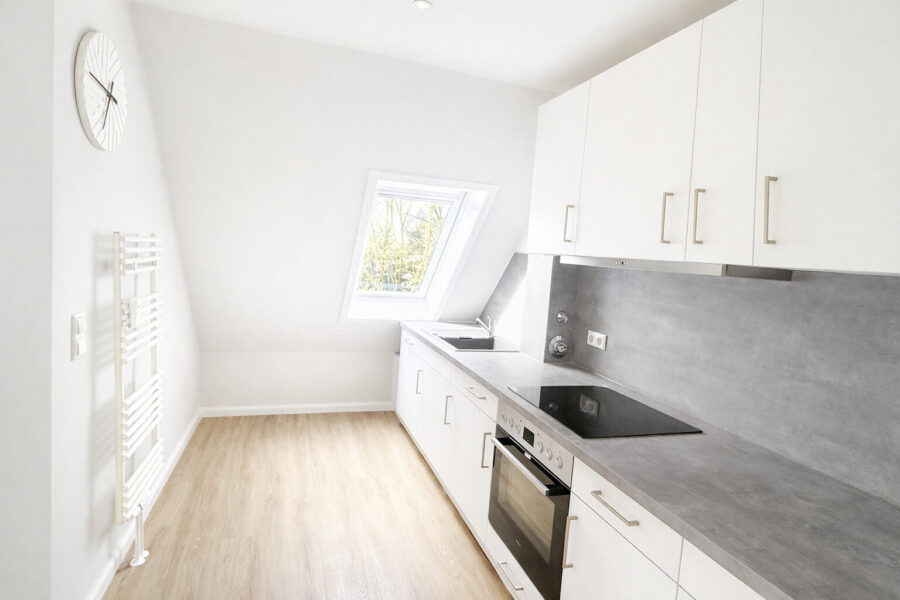 Exklusiv modernisierte 2-Zimmer-Wohnung mit Südloggia und Tiefgaragenstellplatz - Küche (38989)