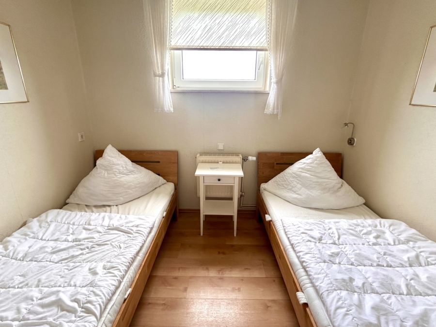Traumhafte Auszeit an der Küste: Ferienwohnung in begehrter Strandnähe von Horumersiel - Schlafzimmer (45971)