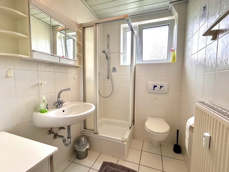 Traumhafte Auszeit an der Küste: Ferienwohnung in begehrter Strandnähe von Horumersiel - Badezimmer (45973)