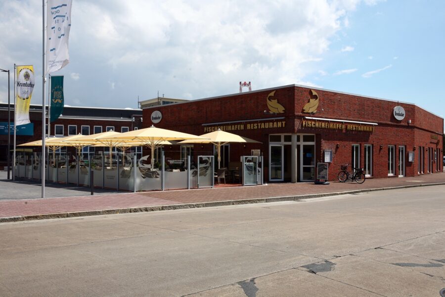 Fischereihafen Restaurant Cuxhaven in maritimen Ambiente - Außenansicht (29173)