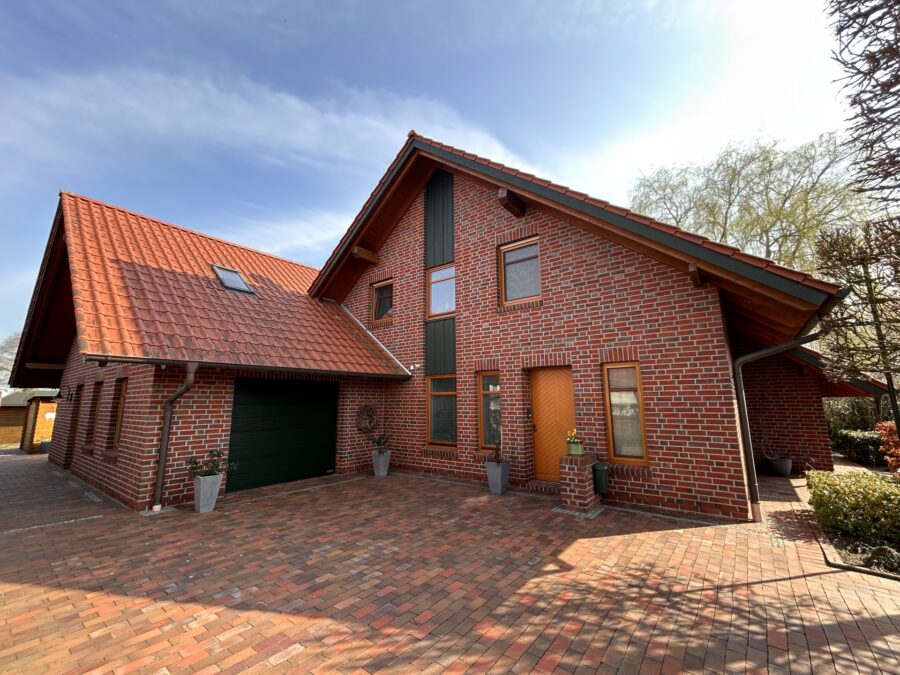 Familienglück pur! Großes Einfamilienhaus mit großem Garten & Platz zum Entspannen - Frontseite (39351)