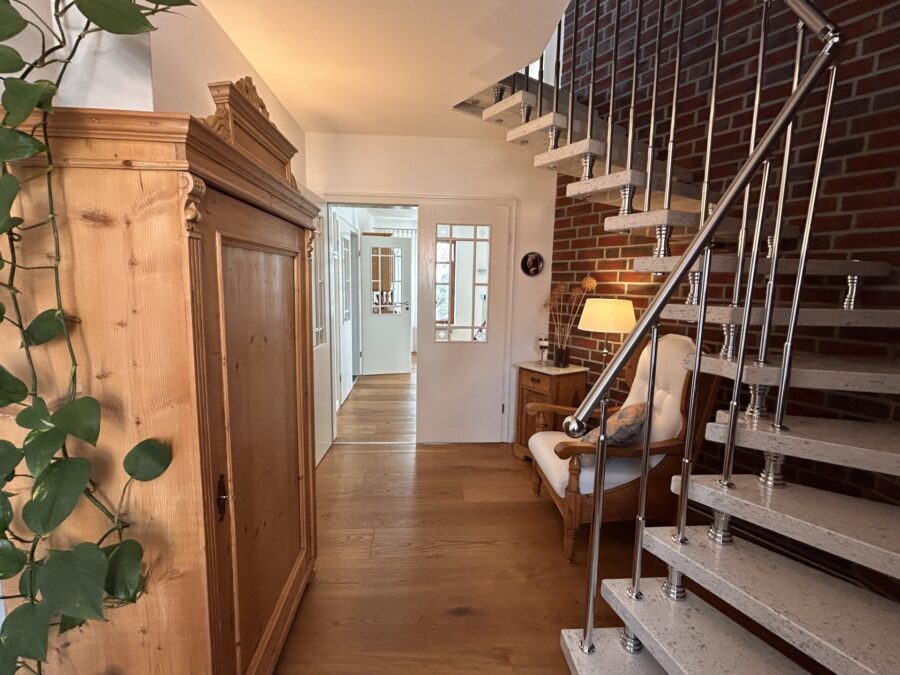 Familienglück pur! Großes Einfamilienhaus mit großem Garten & Platz zum Entspannen - Flur (39361)