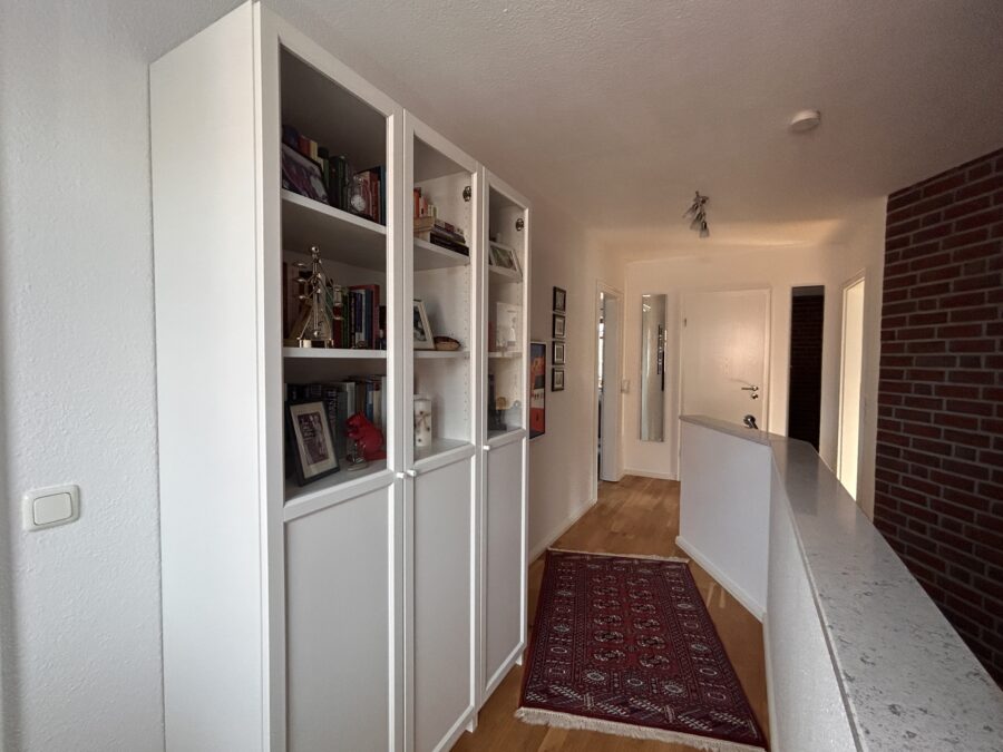 Familienglück pur! Großes Einfamilienhaus mit großem Garten & Platz zum Entspannen - Flur (39360)