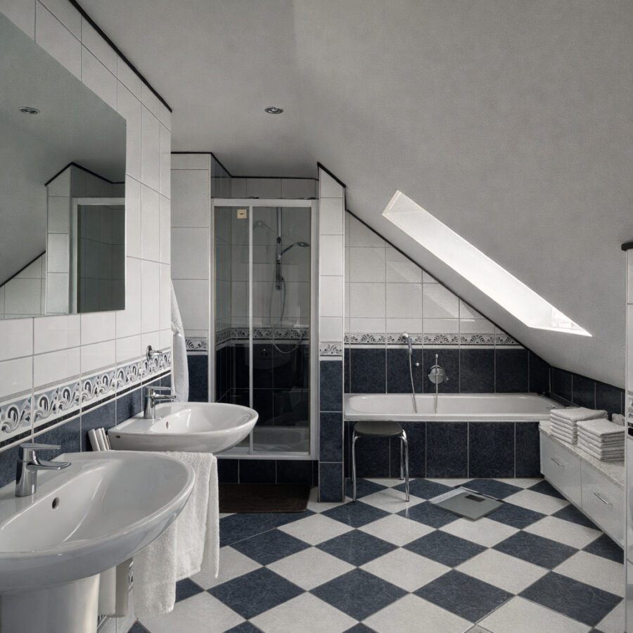 Familienglück pur! Großes Einfamilienhaus mit großem Garten & Platz zum Entspannen - Badezimmer (39375)