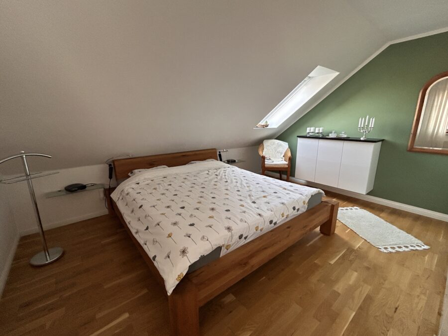 Familienglück pur! Großes Einfamilienhaus mit großem Garten & Platz zum Entspannen - Schlafzimmer (39364)