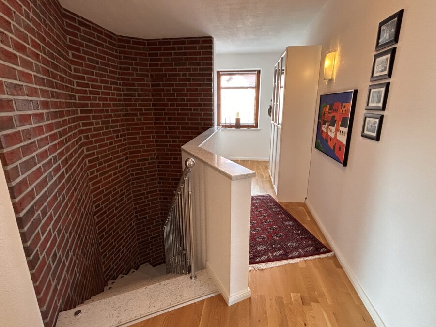 Familienglück pur! Großes Einfamilienhaus mit großem Garten & Platz zum Entspannen - Flur (39362)