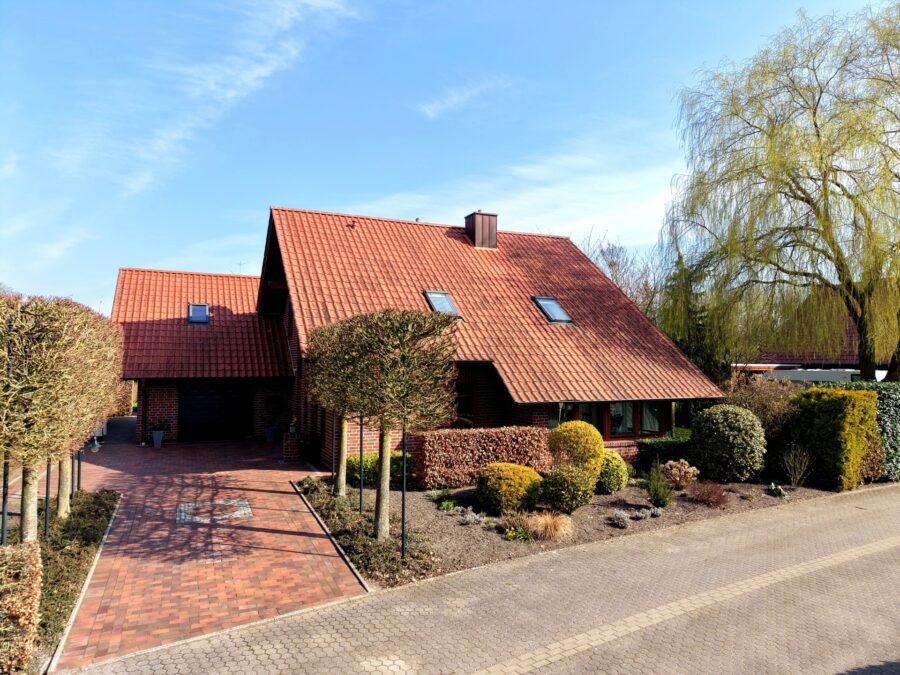 Familienglück pur! Großes Einfamilienhaus mit großem Garten & Platz zum Entspannen - Frontseite (39352)