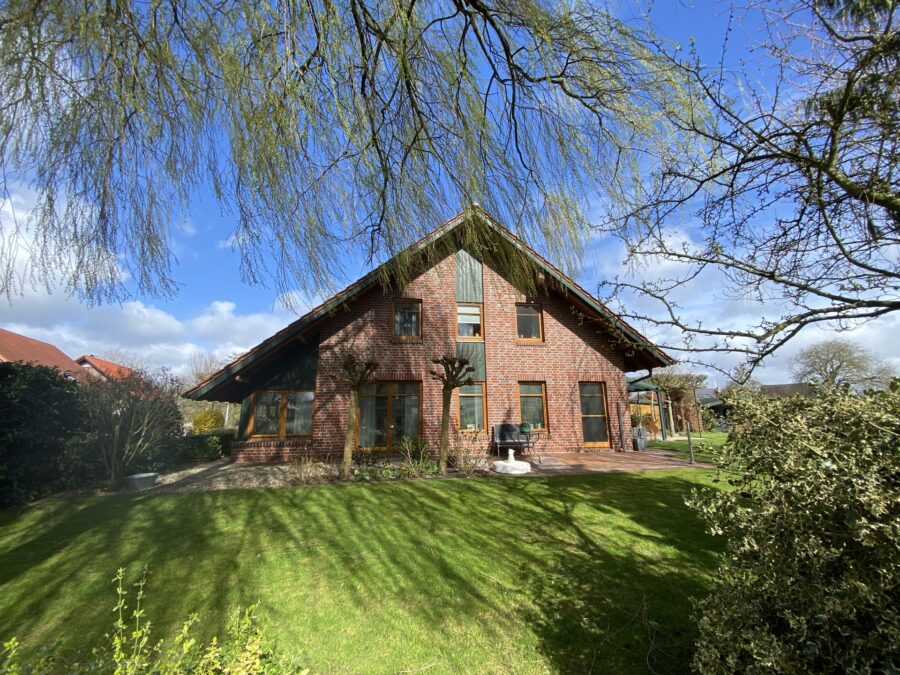 Familienglück pur! Charmantes Einfamilienhaus mit großem Garten & Platz zum Entspannen - Frontseite (40359)