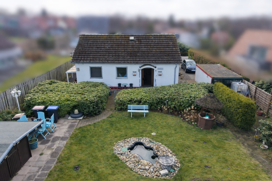 Traumhaftes Grundstück mit Altbestand – Top Lage vom Nordseebad Dangast - Drohnenaufnahme von hinten (45810)