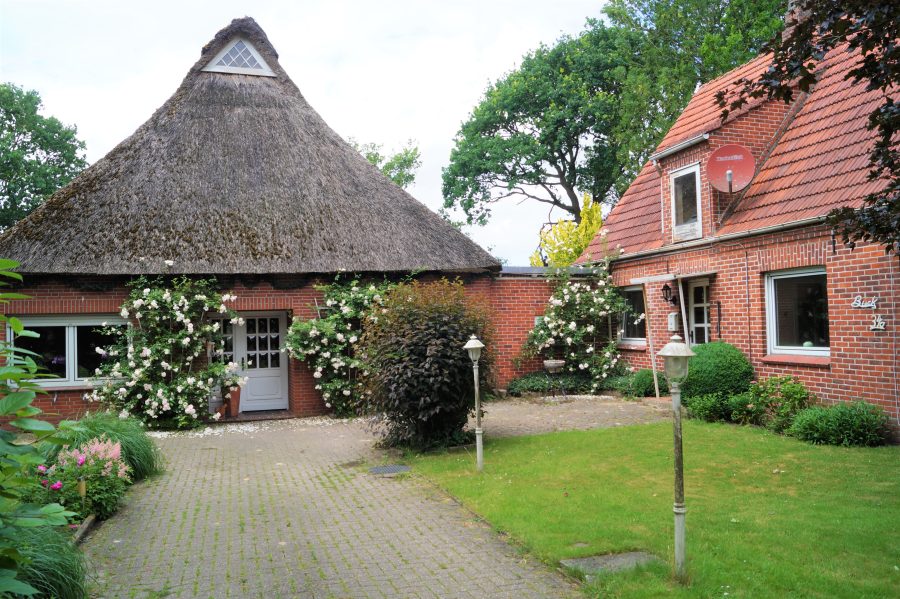 Reetdachhaus + Ferienhaus Ensemble, 27612 Loxstedt, Landhaus