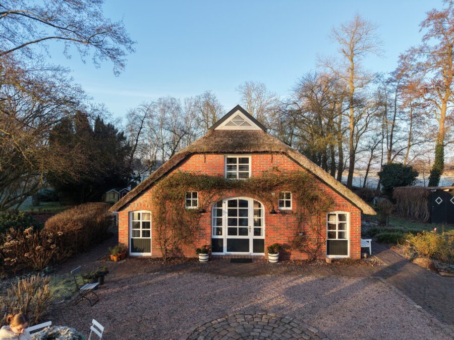Landhaus mit Reetdach in Seefeld Zeitlose Eleganz auf parkähnlichem Grundstück - dji_fly_20260120_093014_0146_1768908064359_photo (38317)