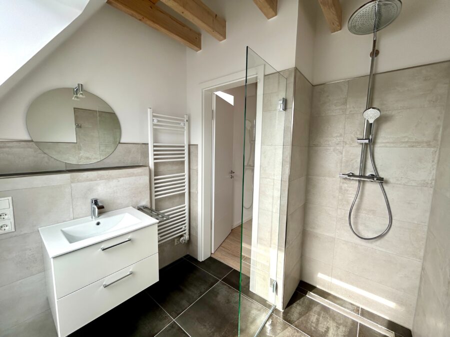 Wohlfühloase an der Nordsee – Stilvolles Ferienhaus im Nordseebad Dangast - Badezimmer Empore (32679)