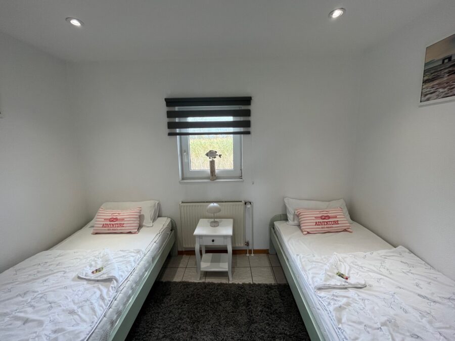 Attraktives Ferienhaus - nur ca. 50 m zur Nordsee - ca. 8,5 % Rendite - Schlafzimmer Whg. 1 (38003)