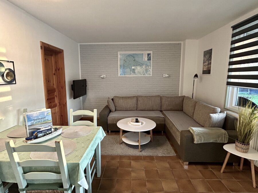 Attraktives Ferienhaus - nur ca. 50 m zur Nordsee - ca. 8,5 % Rendite - Wohnzimmer Whg. 1 (38001)