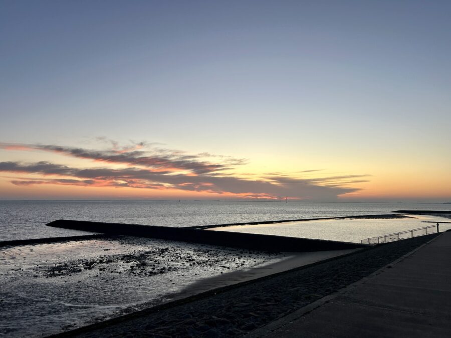 Attraktives Ferienhaus - nur ca. 50 m zur Nordsee - ca. 8,5 % Rendite - Strand am Abend (38015)