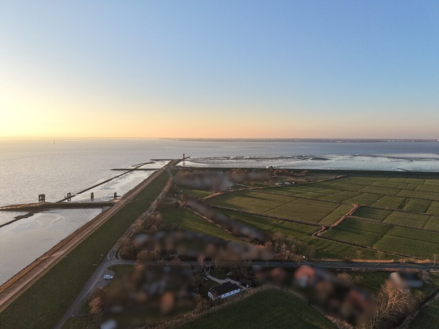 Attraktives Ferienhaus - nur ca. 50 m zur Nordsee - ca. 8,5 % Rendite - Drohnenaufnahme am Abend (37999)