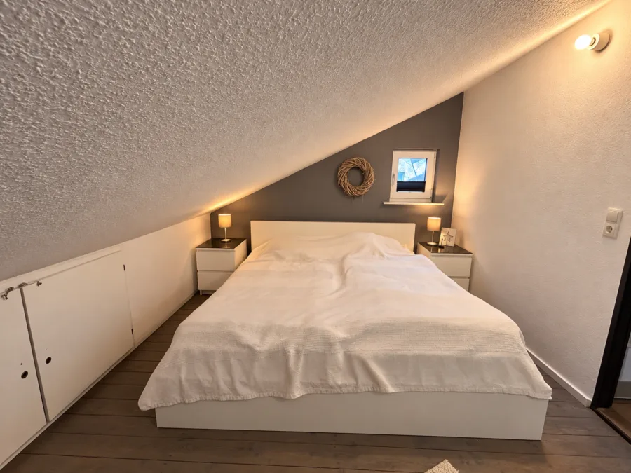 Fein und charmant – Wohnen oder Ferienvermietung direkt an der Nordseeküste - Schlafzimmer 1 (51186)