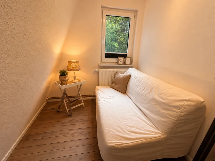 Fein und charmant – Wohnen oder Ferienvermietung direkt an der Nordseeküste - Schlafzimmer 2 (51188)