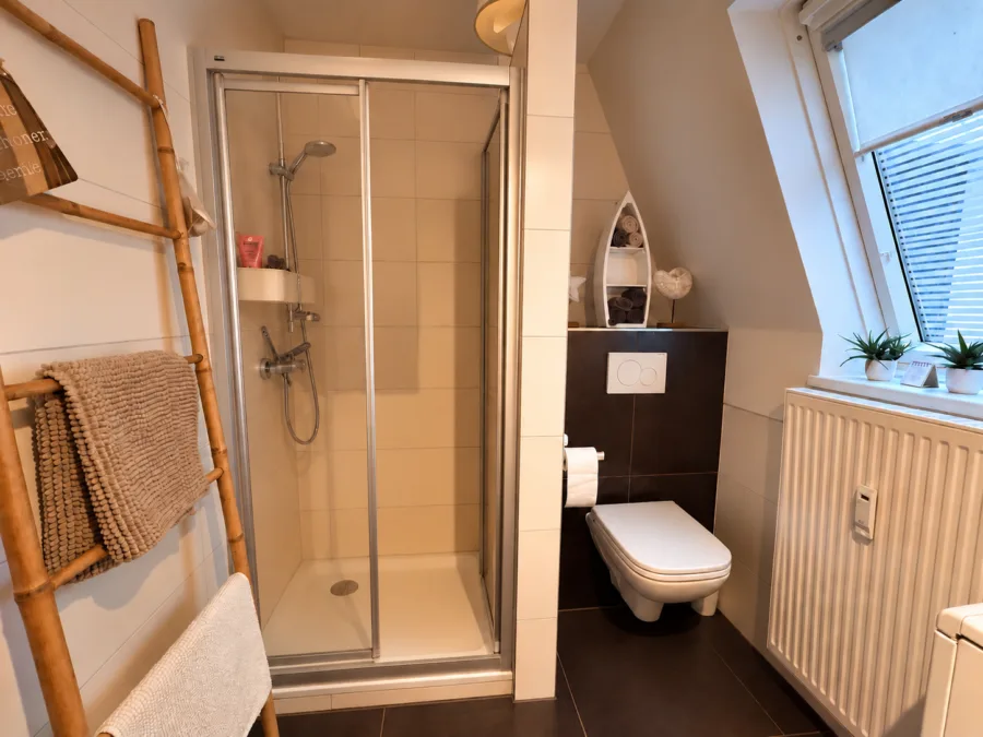 Fein und charmant – Wohnen oder Ferienvermietung direkt an der Nordseeküste - Badezimmer (51184)