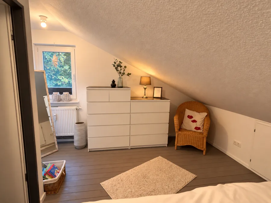 Fein und charmant – Wohnen oder Ferienvermietung direkt an der Nordseeküste - Schlafzimmer 1 (51187)