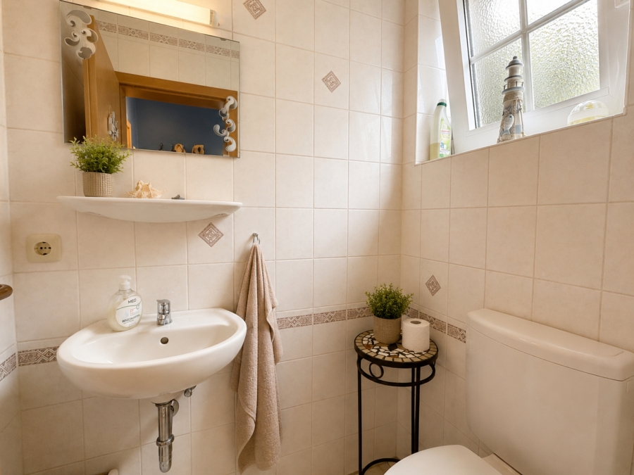 Nur wenige Schritte zum Meer: Charmantes Reihenmittelhaus im Nordseebad Dangast - Gäste WC (45884)