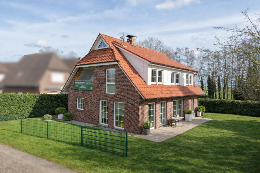 Modernes Wohnen in Toplage: Renovierte Wohnung mit Garten in Dangast - Hausansicht (40860)