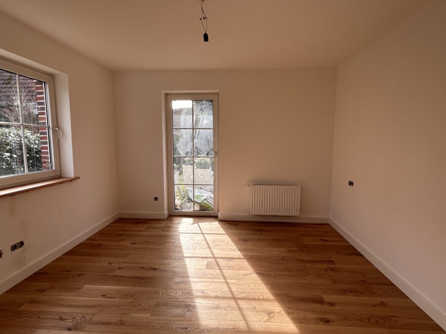 Modernes Wohnen in Toplage: Renovierte Wohnung mit Garten in Dangast - Schlafzimmer (40865)
