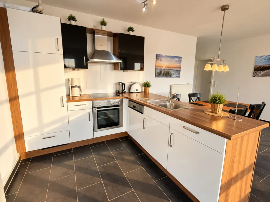 Meer, Strand & Erholung ganz nah- Ferienwohnung 51.3.S im Nordsee Ferienpark Schillig - Warme skandinavische Küche im Sonnenlicht (50665)