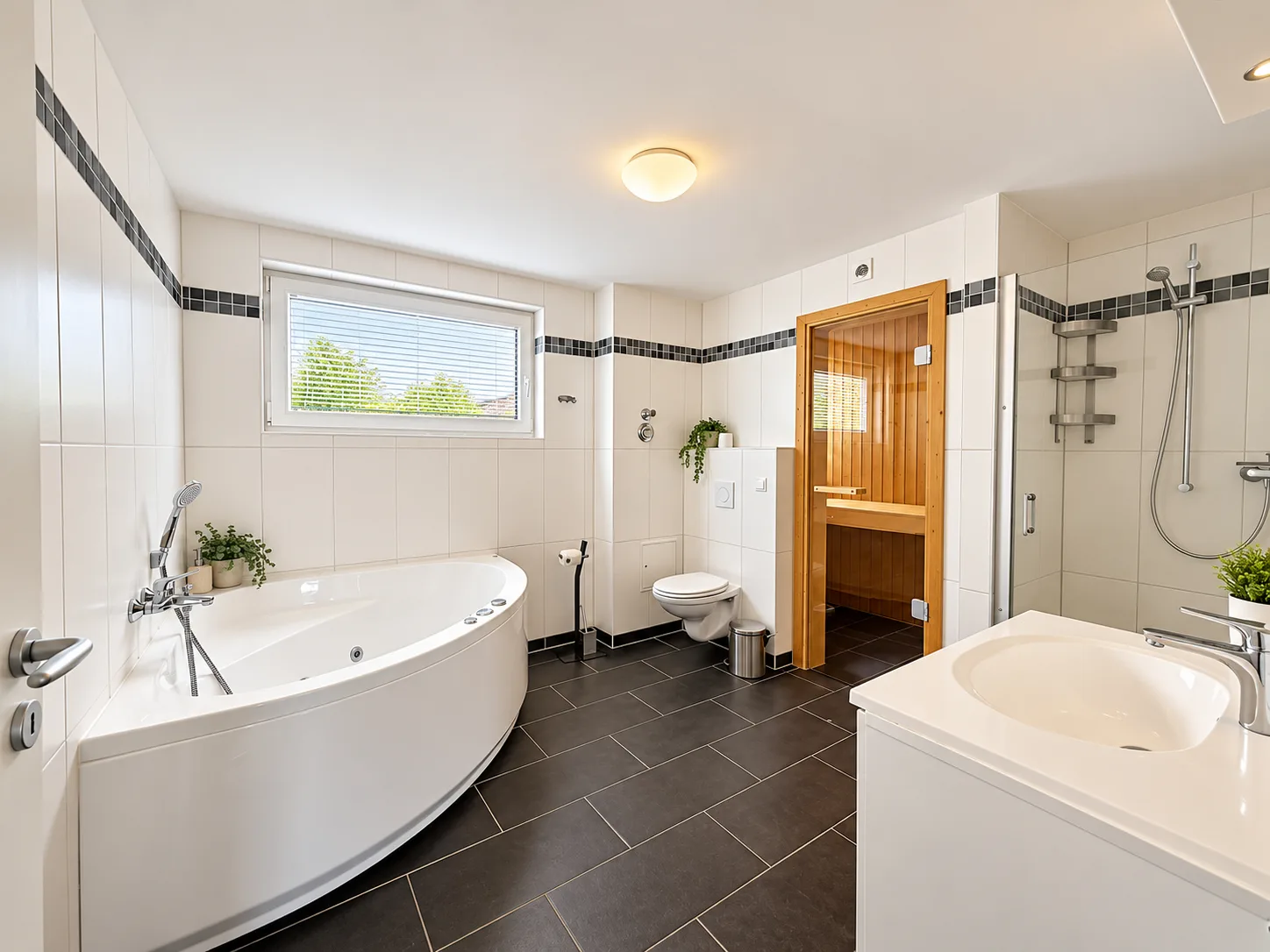 Modernes Spa-Bad mit Sauna und Wanne