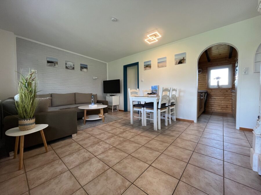 Ferienhaus-Ensemble in Traumlage – Ihr Paradies an der Nordsee 8,5%-Rendite - Wohn-Essbereich FeWo 2 (32518)