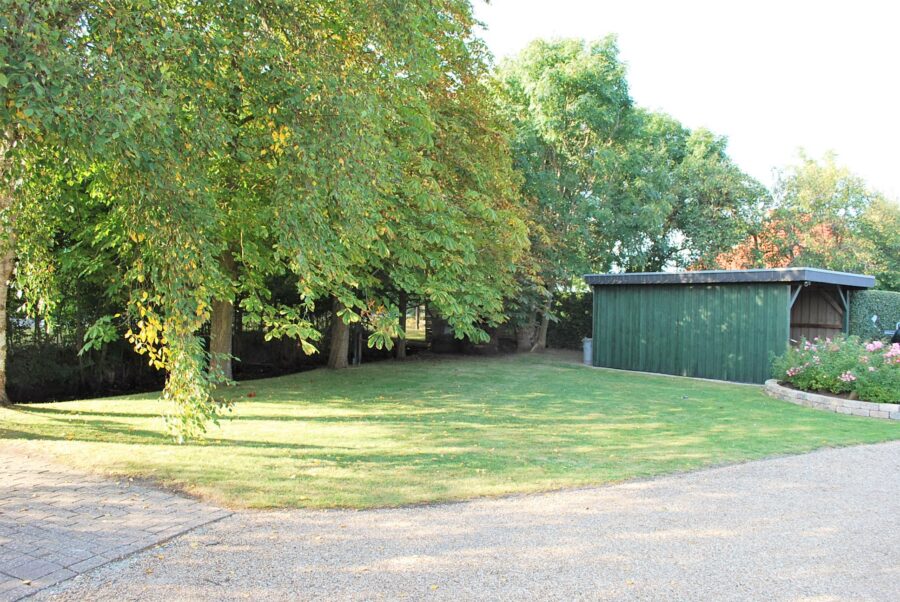 Ferienhaus-Ensemble in Traumlage – Ihr Paradies an der Nordsee 8,5%-Rendite - Teil des Gartens und Carport (32525)