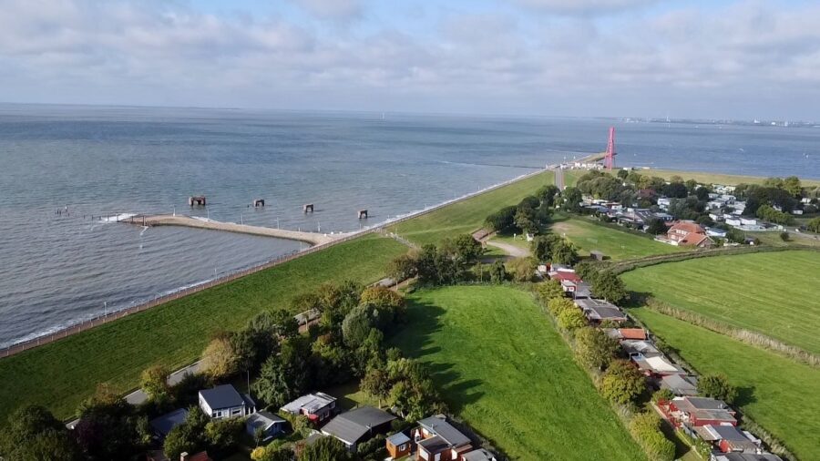 Ferienhaus-Ensemble in Traumlage – Ihr Paradies an der Nordsee 8,5%-Rendite - Drohnenaufnahme (32526)