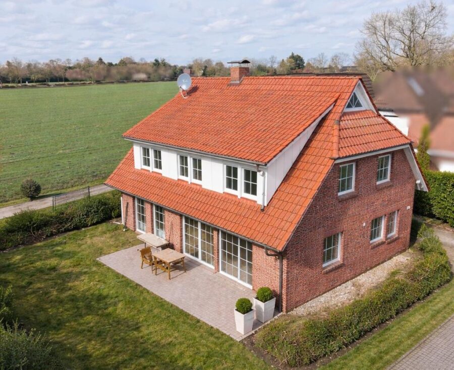 Neuwertige 2-Zimmer-Wohnung mit freiem Blick in Dangast - Hausansicht (40798)