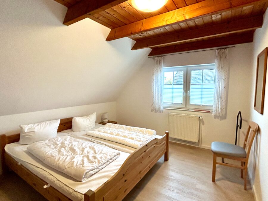 Reihenendhaus in ruhiger Lage von Dangast – strandnah und gepflegt - Schlafzimmer 1 OG (32842)