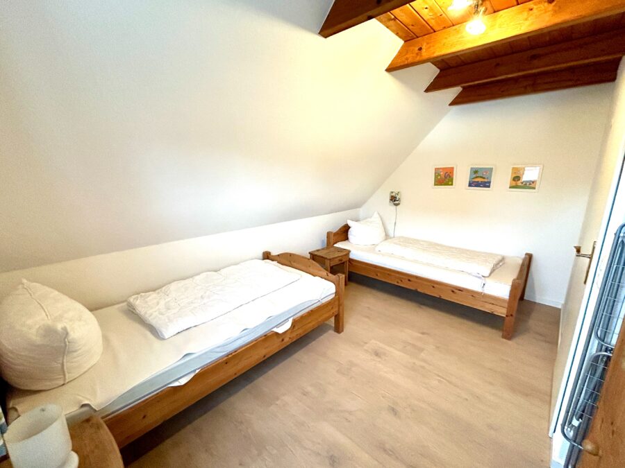 Reihenendhaus in ruhiger Lage von Dangast – strandnah und gepflegt - Schlafzimmer 2 OG (32843)