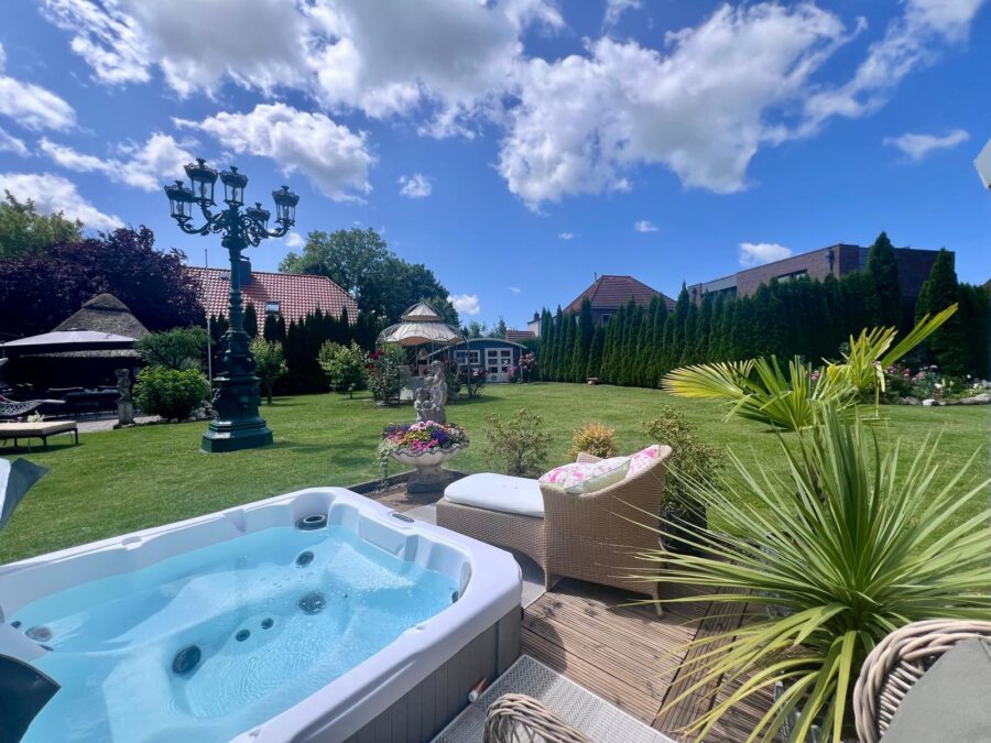 Friesische Gemütlichkeit unter Reet - Kauf mit Vermietungsgarantie - Garten (32889)