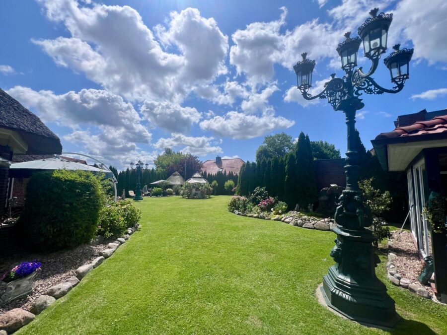 Friesische Gemütlichkeit unter Reet - Kauf mit Vermietungsgarantie - Garten (32888)