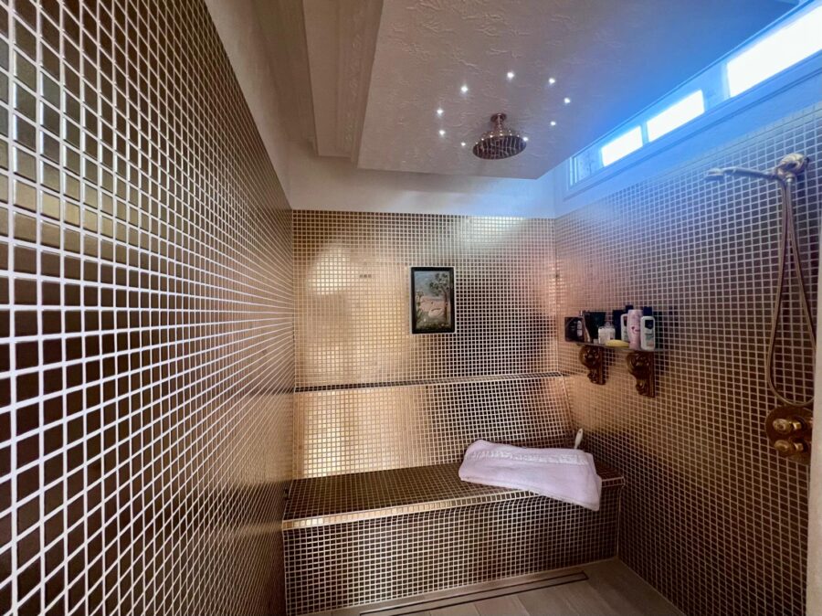 Friesische Gemütlichkeit unter Reet - Kauf mit Vermietungsgarantie - Dusche im Hauptbad (32886)