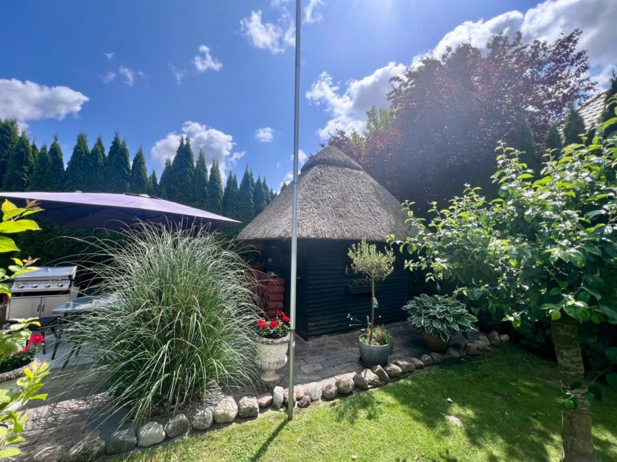 Friesische Gemütlichkeit unter Reet - Kauf mit Vermietungsgarantie - Grillecke/ Partyhütte (32894)