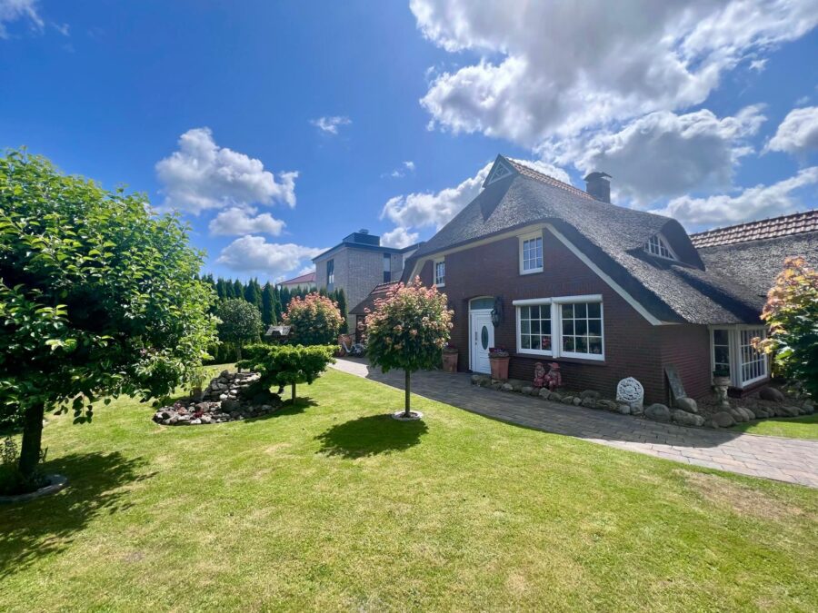 Friesische Gemütlichkeit unter Reet - Kauf mit Vermietungsgarantie - Vorgarten und Eingang (32877)