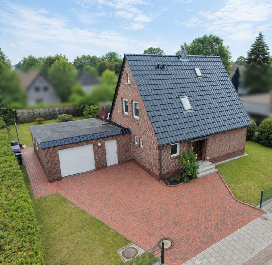 Familienfreundliches Einfamilienhaus in Dangastermoor! - Frontansicht (43892)