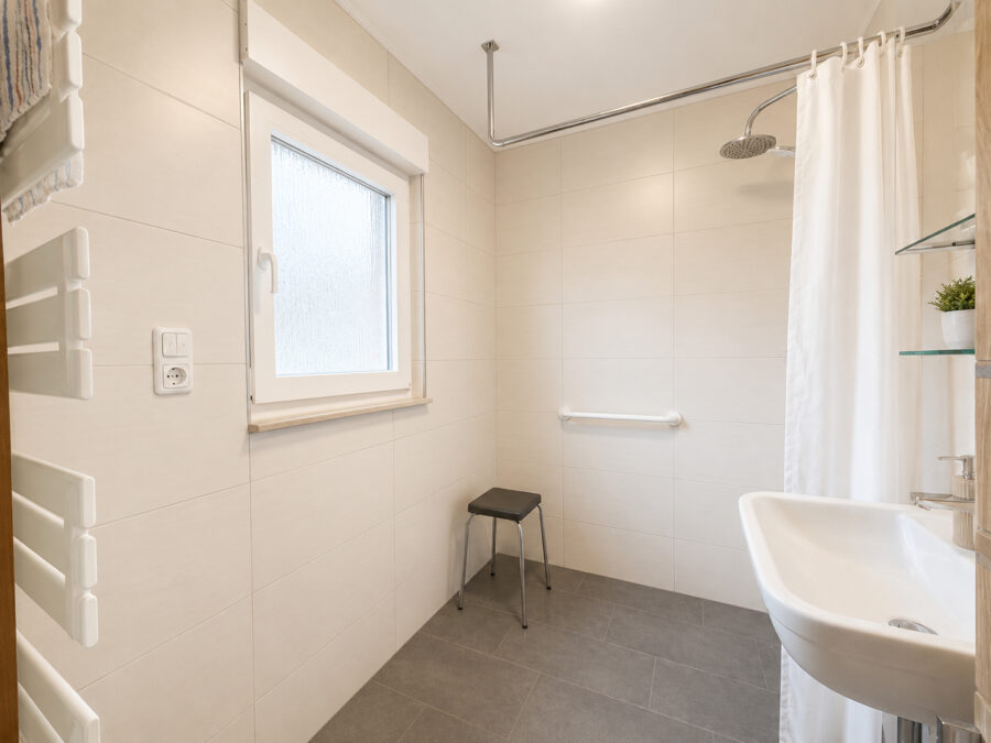 Familienfreundliches Einfamilienhaus in Dangastermoor! - Badezimmer (43900)