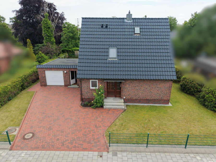Familienfreundliches Einfamilienhaus in Dangastermoor! - Frontansicht (43896)