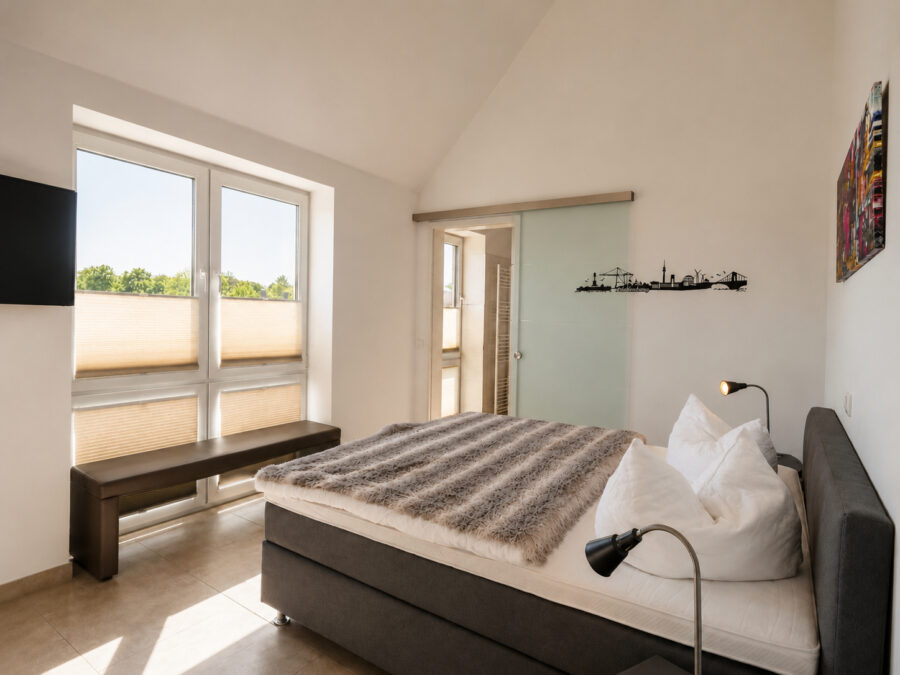 Ferienimmobilie mit seitlichem Meerblick und hervorragender Vermietung im Nordseebad Dangast - Schlafzimmer 1 (41226)