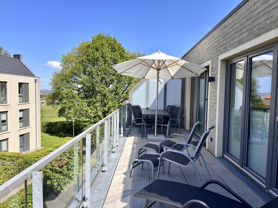 Ferienimmobilie mit seitlichem Meerblick und hervorragender Vermietung im Nordseebad Dangast - Balkon (41230)
